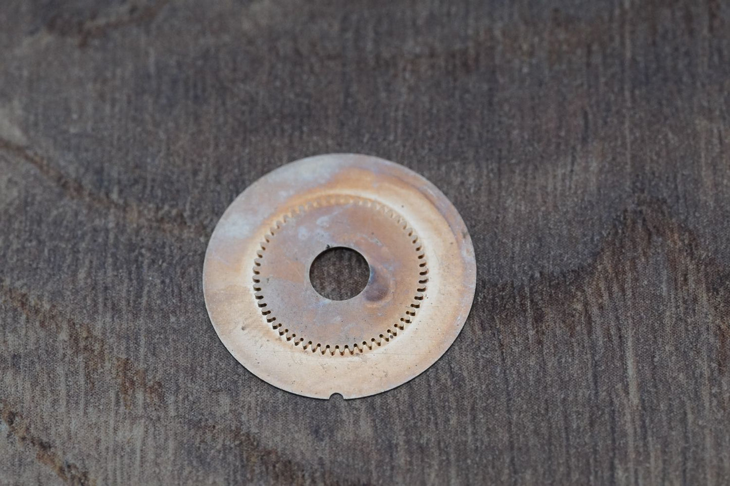 Omega cal 1310 part 9067 day indicator (NL)