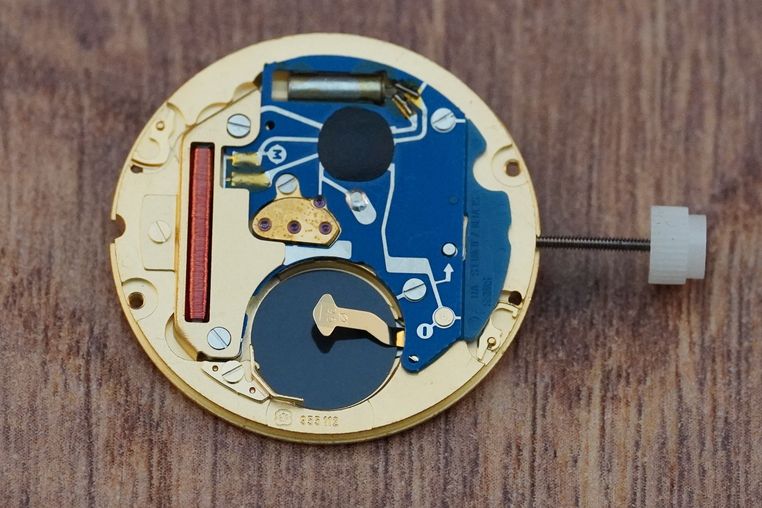 ETA Movement 955.112 - Gold date ring 3H